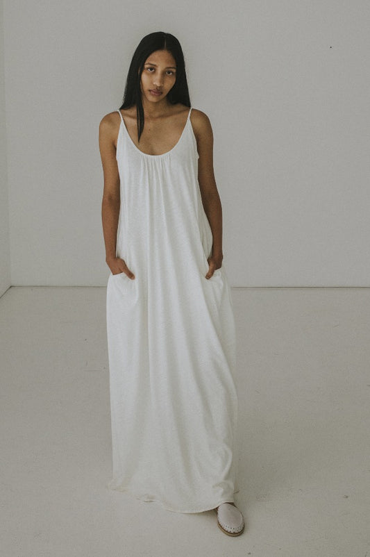 Vestido bugambilia ivory una prenda sostenibles para la mujer contemporánea, hecho de fibras naturales de la más alta calidad que abrazan la sostenibilidad.