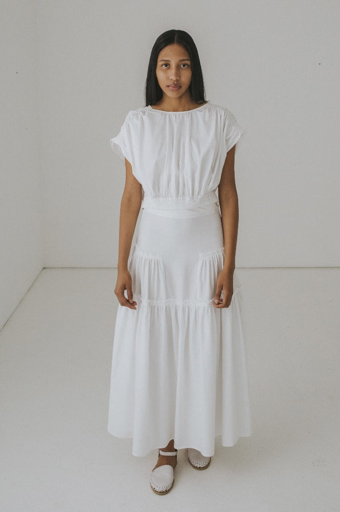 Mujer viste una vestido color blanco hecha de algodón reciclado de la marca Yakampot, moda ética mexicana
