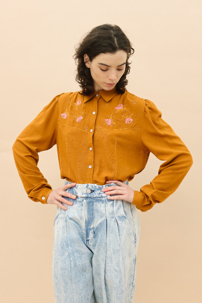 CAMISA GIRASOL MOSTAZA BORDADA