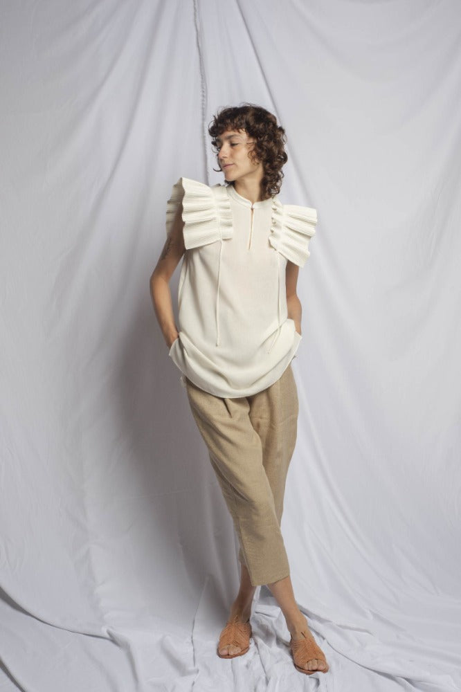 BLUSA HOMBROS PLISADOS HUESO