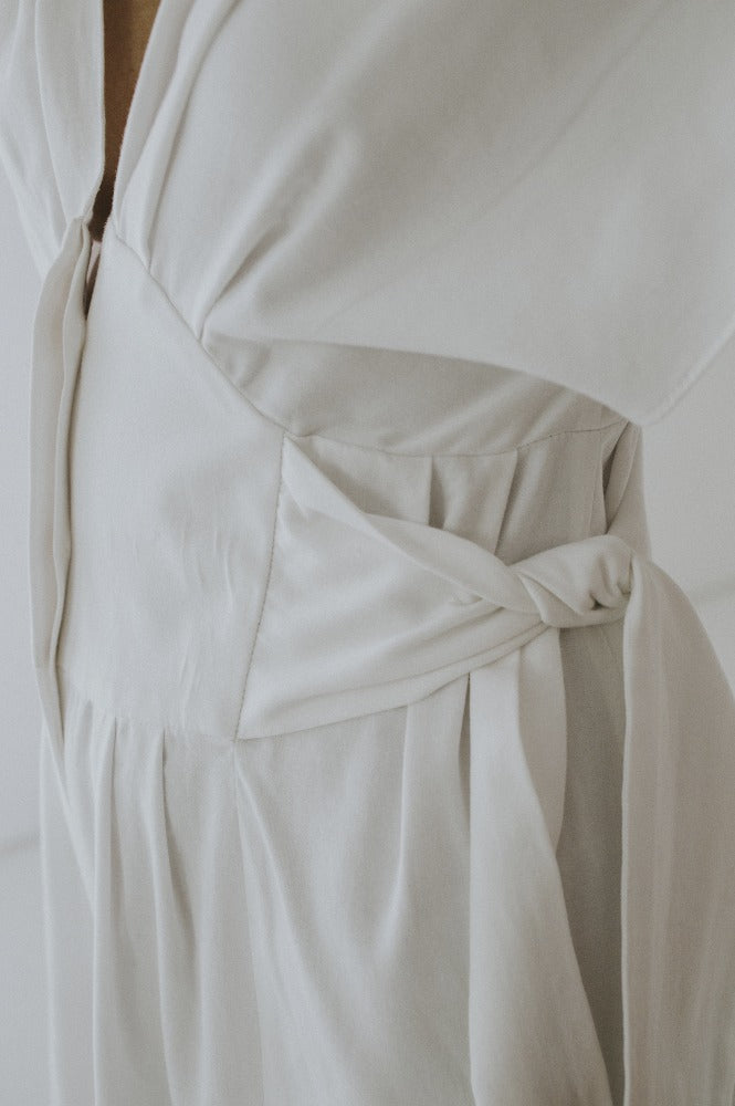 Detalle nudo en la cintura de nuestra prenda Jumpsuit patricia  proyecto de moda circular que le da una segunda vida a sabanas en desuso ahorrando aproximadamente 2,700 litros por prenda