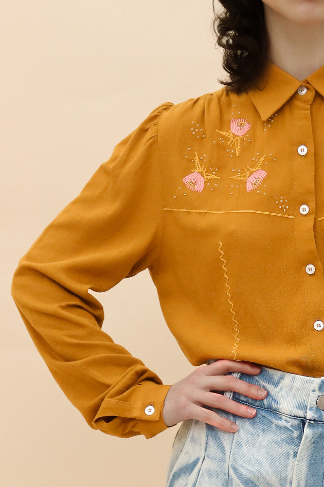 CAMISA GIRASOL MOSTAZA BORDADA