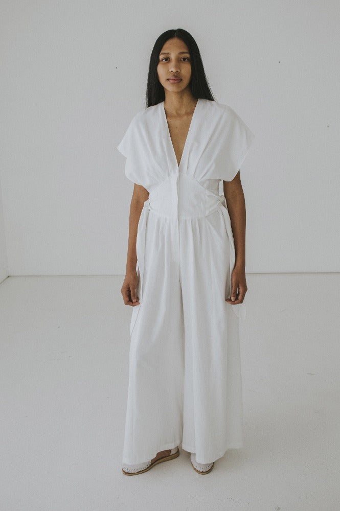 Mujer viste Jumpsuit patricia una colección que da una segunda vida al algodón de sábanas en desuso y cuentan la riqueza de México