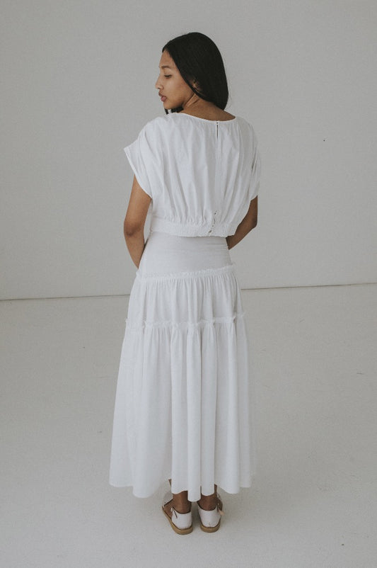 Mujer viste una vestido color blanco hecha de algodón reciclado de la marca Yakampot, moda ética mexicana