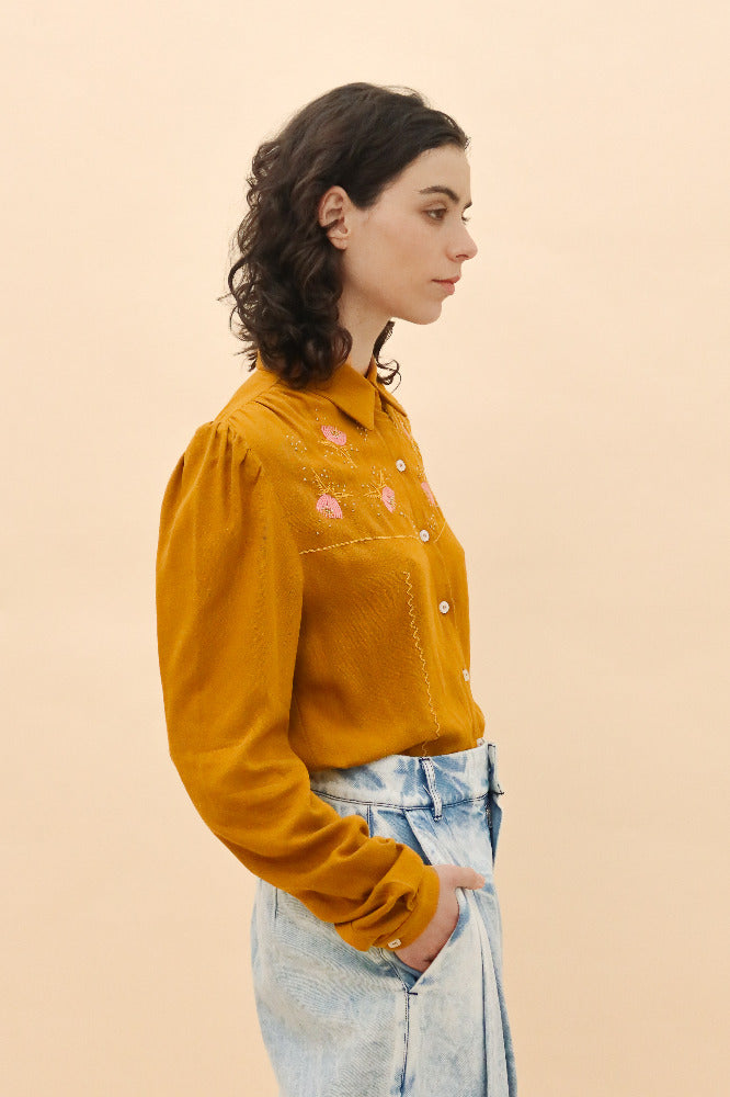 CAMISA GIRASOL MOSTAZA BORDADA