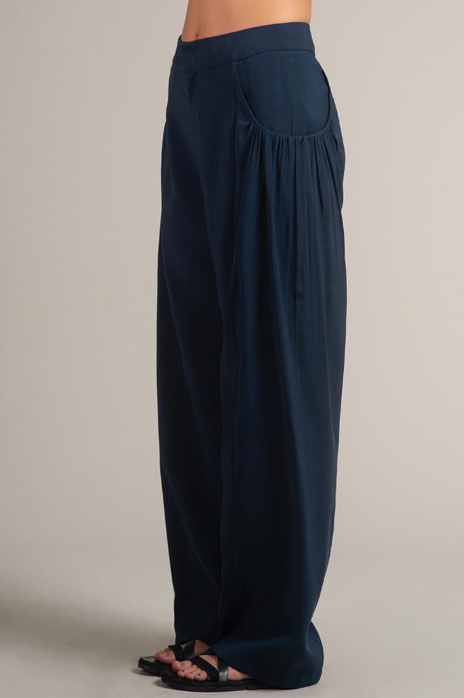 Mujer viste el pantalón Huizache azul marino con bolsas amplias en los costados. Yakampot, 11 años de Moda Mexicana Contemporánea.