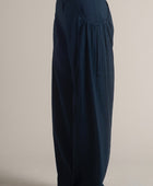Mujer viste el pantalón Huizache azul marino con bolsas amplias en los costados. Yakampot, 11 años de Moda Mexicana Contemporánea.