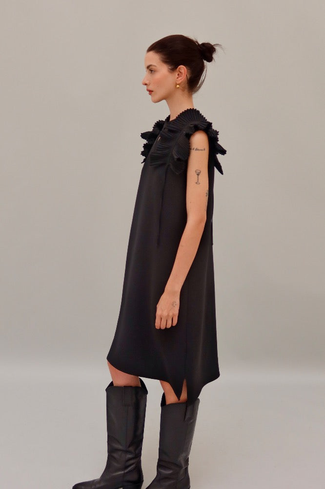 VESTIDO HOMBROS PLISADOS NEGRO