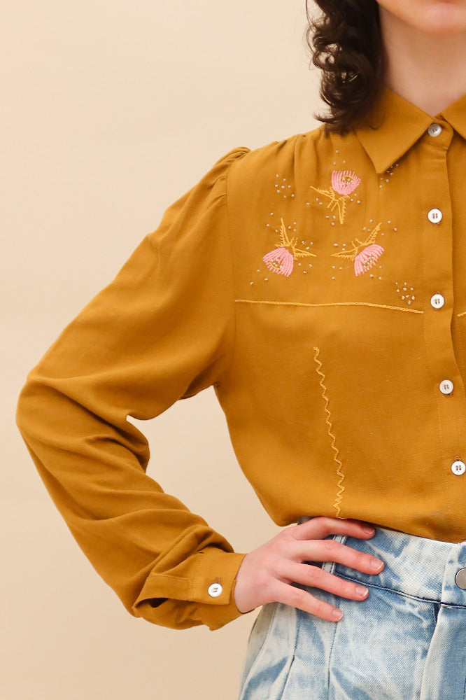 CAMISA GIRASOL MOSTAZA BORDADA