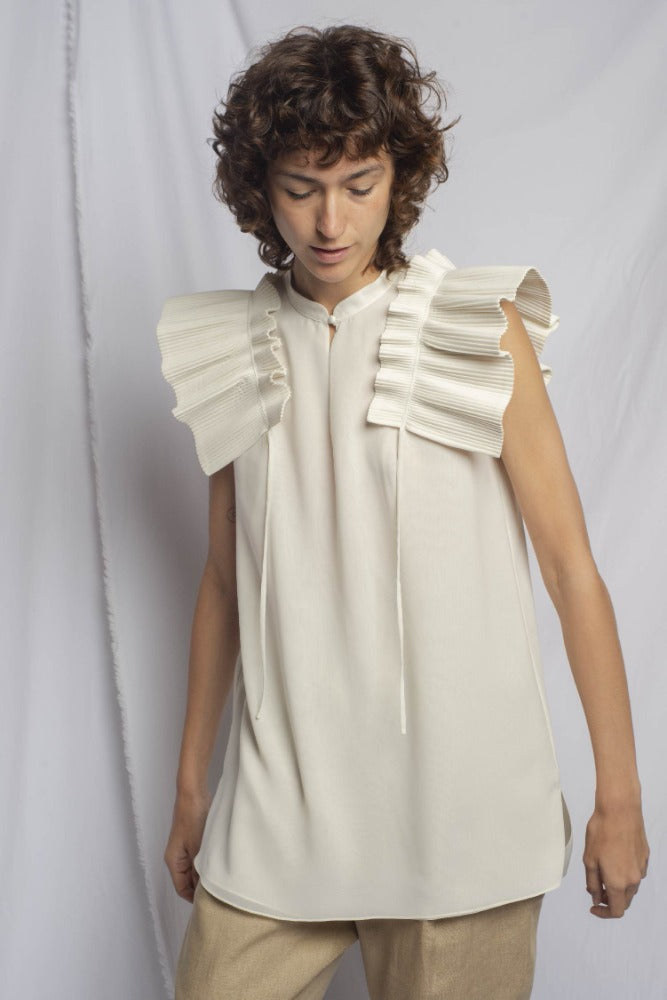 BLUSA HOMBROS PLISADOS HUESO