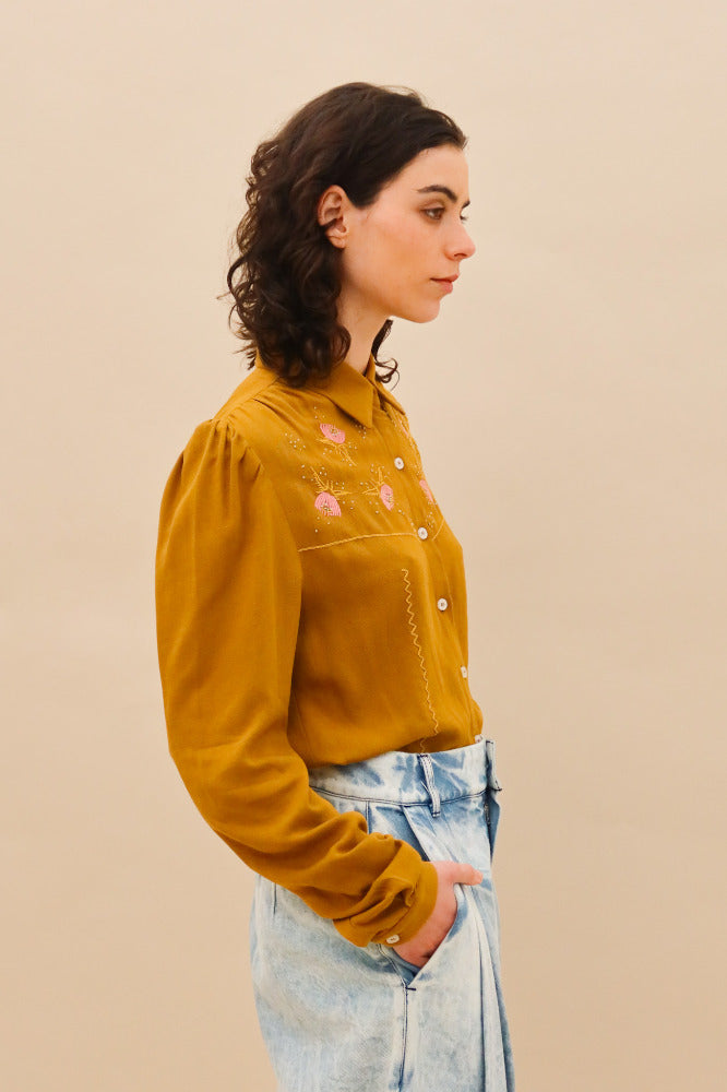 CAMISA GIRASOL MOSTAZA BORDADA