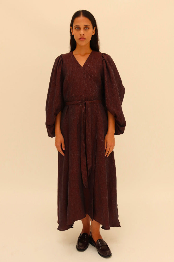 VESTIDO ENSAMBLE MANGAS VOLUMEN BERENJENA