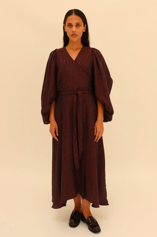 VESTIDO ENSAMBLE MANGAS VOLUMEN BERENJENA