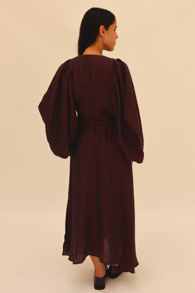 VESTIDO ENSAMBLE MANGAS VOLUMEN BERENJENA