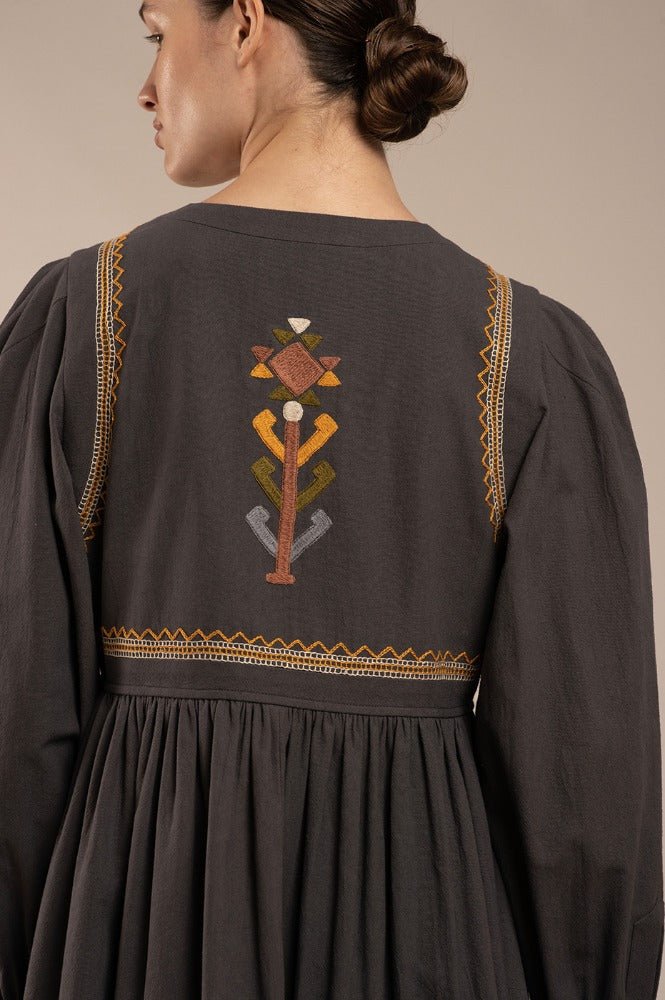 VESTIDO SÁBILA GRIS - Yakampot es una marca de moda que crea ropa para mujeres y promueve el patrimonio de México.